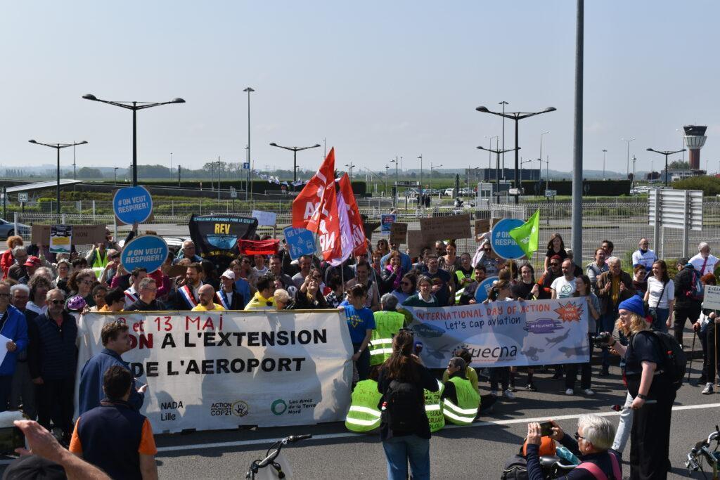 manifestation joyeuse des associations et riverains contre l'agrandissement de l'aéroport de Lille